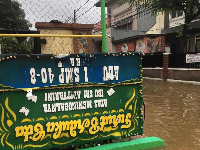 Banjir terjadi di perumahan Pondok Hijau, Ciputat Tangerang Selatan.