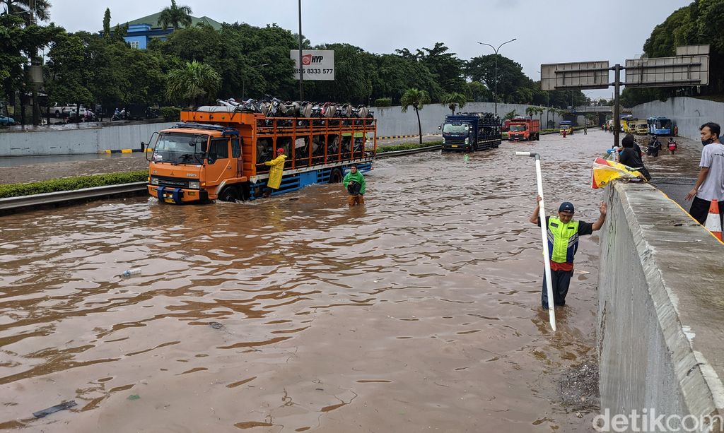 Banjir di tol jorr TB Simatupang, tepatnya di KM 25,200 atau di perempatan Trakindo, Sabtu (20/2/2021).