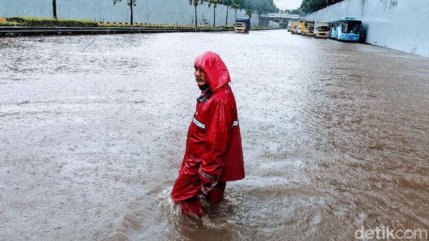 Banjir di tol jorr TB Simatupang, tepatnya di KM 25,200 atau di perempatan Trakindo, Sabtu (20/2/2021).