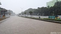 Sejumlah mobil pun terjebak di lokasi.