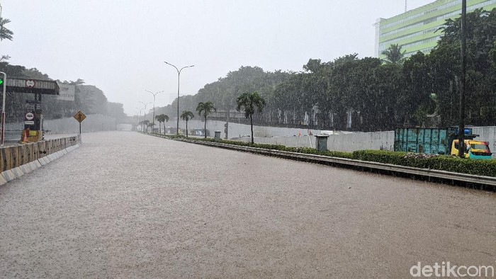 Banjir di tol jorr TB Simatupang, tepatnya di KM 25,200 atau di perempatan Trakindo, Sabtu (20/2/2021).