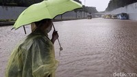 Sejumlah pengendara menepikan kendaraannya karena banjir menggenangi ruas tol.