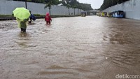 Banjir merendam tol Jakarta Outer Ring Road (JORR) di TB SImatupang, Jakarta Selatan, Sabtu (20/2/2021).