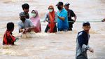 Banjir, Warga Bumi Nasio Indah Dievakuasi Pakai Tali Tambang