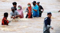 Warga dievakusi dengan menggunakan tali tambang. Hal itu dilakukan karena arus banjir cukup deras.