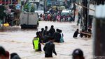 Banjir, Warga Bumi Nasio Indah Dievakuasi Pakai Tali Tambang