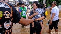 Banjir masih merendam perumahan itu pada pukul 10.30 WIB.