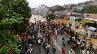 Saat ini warga masih berkumpul di jalan depan perumahan. Seperti diketahui, kawasan Bekasi diterjang banjir sejak Jumat (19/2/2021) akibat luapan sungai Cikeas dan Sungai Cileungsi. Luapan dua sungai ini juga sempat membanjiri kawasan Desa Bojongkulur, Kecamatan Gunungputri, Kabupaten Bogor.