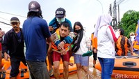 Warga dievakuasi karena banjir tak kunjung surut.