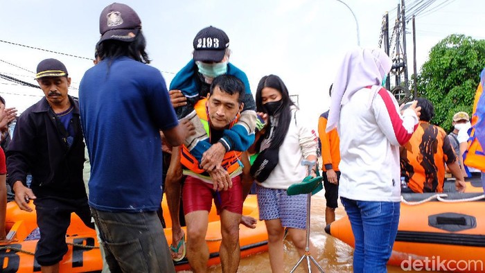 Banjir, Warga Perumahan Bumi Nasio Indah Dievakuasi Banjir merendam Perumahan Bumi Nasio Indah Bekasi, Sabtu (20/2/2021). Warga pun mulai dievakuasi.