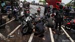 Bengkel Dadakan untuk Motor Korban Banjir