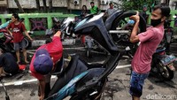 Bermacam cara dilakukan untuk membuang air yang masuk ke dalam mesin motor. Salah satunya dengan menjungkirkan motor tersebut.