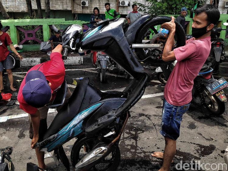 Bengkel Dadakan untuk Motor Korban Banjir