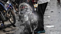 Kebanyakan motor mogok karena mesinnya kemasukan air saat menerobos banjir.