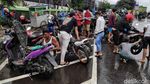 Bengkel Dadakan untuk Motor Korban Banjir