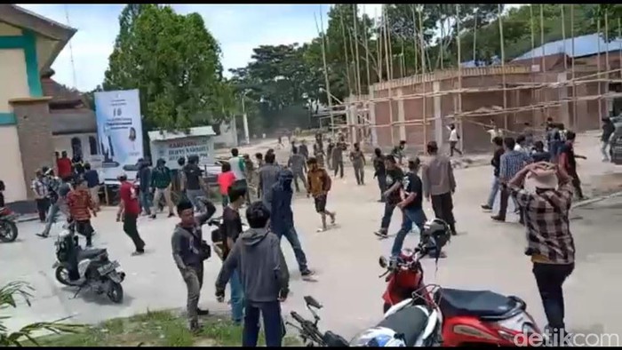 Bentrok di acara HMI Polewali Mandar (Abdy/detikcom)
