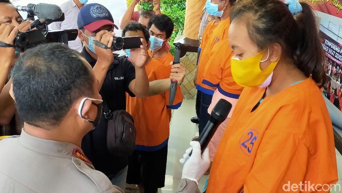 Berdalih uang belanja kurang, seorang ibu muda di Banyuwangi nekat menggadaikan motor sewaan. Motor sewaan digadaikan ke seseorang untuk membayar utang dan menambah uang belanja kebutuhan sehari-hari.