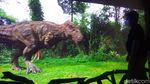 Foto: Memberi Makan Dinosaurus di Lembang