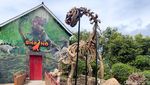 Foto: Memberi Makan Dinosaurus di Lembang
