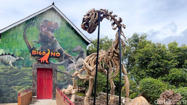 Wahana itu merupakan wahana virtual entertainment pertama yang ada di Indonesia. Begitu masuk ke dalam, traveler akan dibawa menjelajahi ruangan berlayar besar yang menampilkan dinosaurus t-rex sedang mencari mangsa. (Whisnu Pradana/detikTravel) Wahana itu merupakan wahana virtual entertainment pertama yang ada di Indonesia. Begitu masuk ke dalam, traveler akan dibawa menjelajahi ruangan berlayar besar yang menampilkan dinosaurus t-rex sedang mencari mangsa. (Whisnu Pradana/detikTravel)