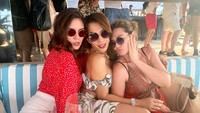 Wanita kelahiran 25 Februari 1981 memang dikenal hobi nongkrong. Seperti yang terlihat dalam momen ini, Catherine mengunjungi beach club bersama teman-temannya. Foto: Instagram @chatrinewilson