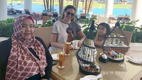 Bahkan ia juga turut mengajak keluarganya berlibur ke Bali dan menikmati afternoon tea sambil menyantap aneka kue di restoran pinggir pantai. Foto: Instagram @chatrinewilson