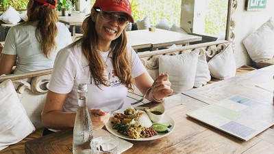 Bobot Tubuh Bertambah, Ini Momen Catherine Wilson saat Kulineran