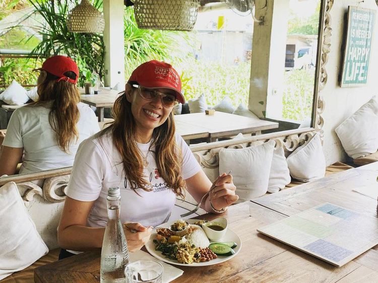 Bobot Tubuh Bertambah, Ini Momen Catherine Wilson saat Kulineran