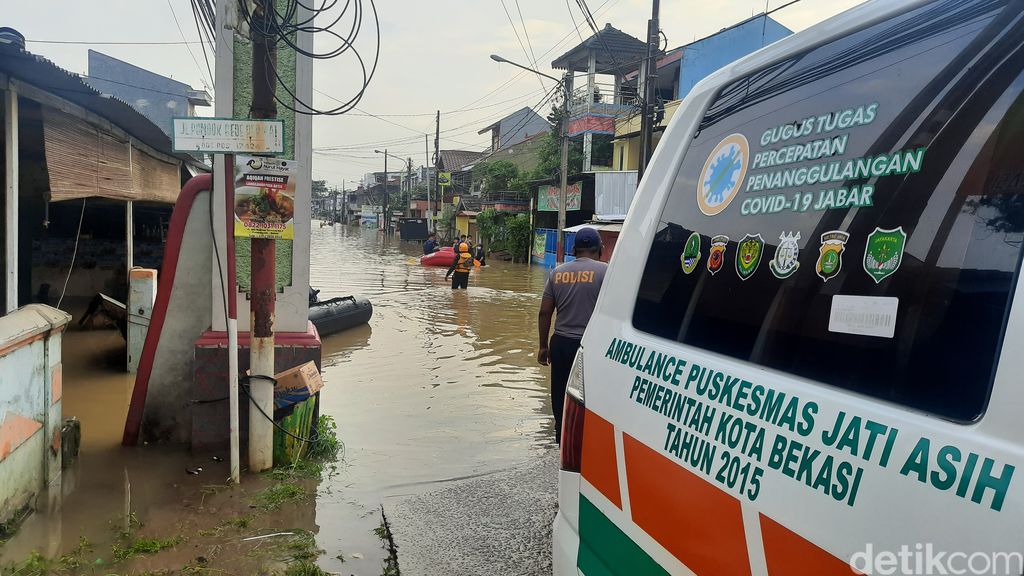 Detik-detik Evakuasi Pasien Isolasi Mandiri COVID Korban Banjir Bekasi. (Rahmat Fathan/detikcom)