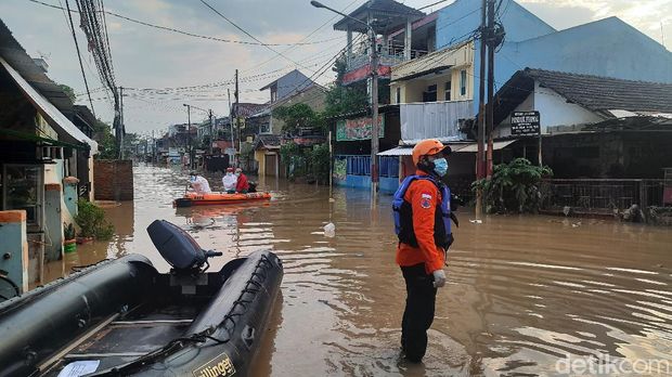 Detik-detik Evakuasi Pasien Isolasi Mandiri COVID Korban Banjir Bekasi. (Rahmat Fathan/detikcom)