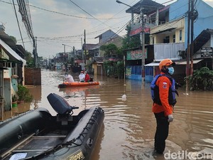 Detik-detik Evakuasi Pasien Isolasi Mandiri COVID Korban Banjir Bekasi