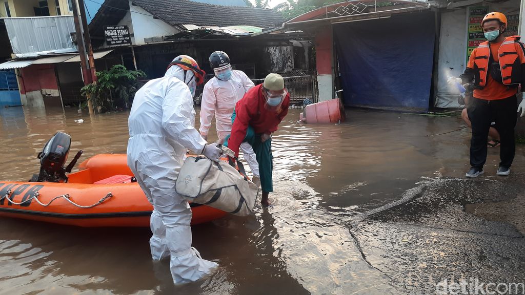 Detik-detik Evakuasi Pasien Isolasi Mandiri COVID Korban Banjir Bekasi. (Rahmat Fathan/detikcom)
