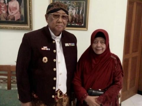 Dr HM.Hoezein Hardjowijoto menghibahkan dua pusaka Bung Karno ke Perpusnas BK di Blitar.