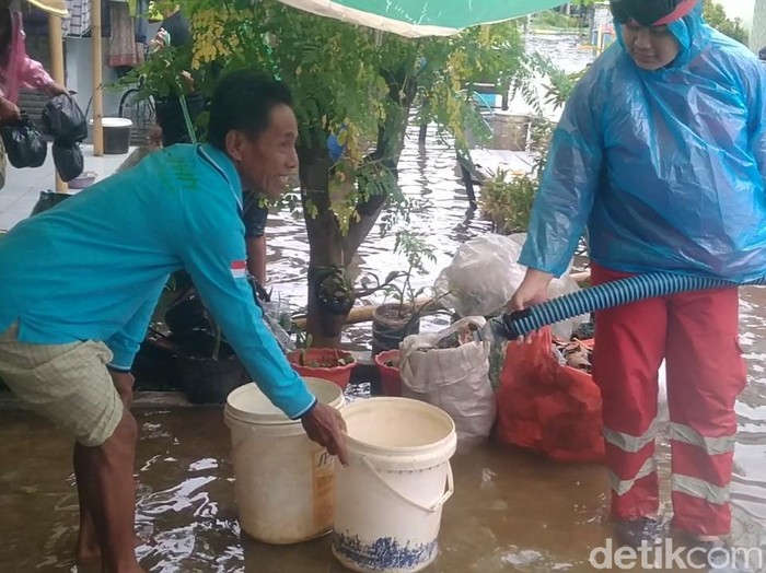 Droping air bersih untuk warga terdampak banjir di Kota Pekalongan, Sabtu (20/2/2021).
