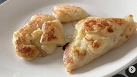 Pancake seharusnya berbentuk tipis dan bulat. Untuk mendapatkan adonan yang sempurna perhatikan resep pancake dan ikuti dengan hati-hati. Jangan sampai seperti yang dilakukan oleh wanita asal Guildford ini. Pancakenya malah terlihat seperti pempek! Foto: Daily Mail UK