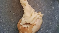 Membeli bahan kue instan di supermarket memang menjadi cara termudah untuk membuat kue. Tetapi kamu harus tetap memerhatikan instruksi pada kemasannya. Jangan sampai seperti wanita asal Inggris ini yang tetap saja gagal walaupun sudah menggunakan tepung pancake instan. Foto: Daily Mail UK