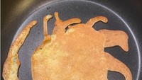 Pancake biasanya berbentuk bulat sempurna dengan warna coklat keemasan. Berbeda dengan pancake buatan salah satu pengguna Twitter ini. Alih-alih berbentuk bulat, pancake ini malah berbentuk seperti kalajengking. Tidak apa-apa, tetap semangat mencoba! Foto: Daily Mail UK