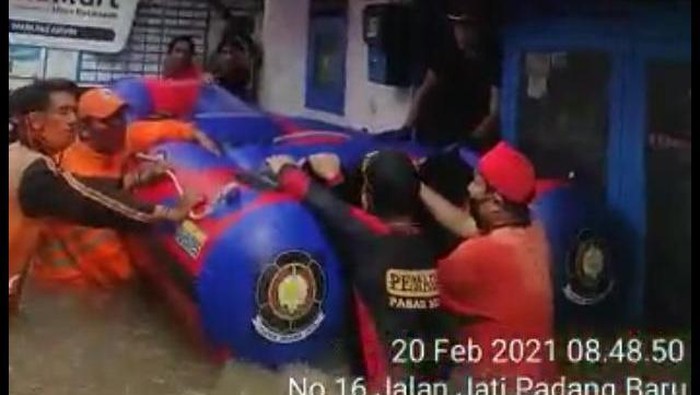 Evakuasi kakek Sutarno, yang meningal saat banjir di Jatipadang, Jakarta Selatan.