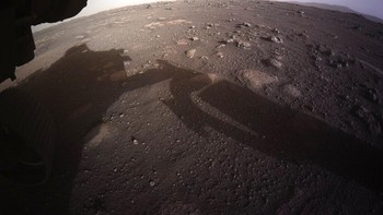 Foto warna pertama yang dikirim oleh Perseverance. Foto: NASA via AP