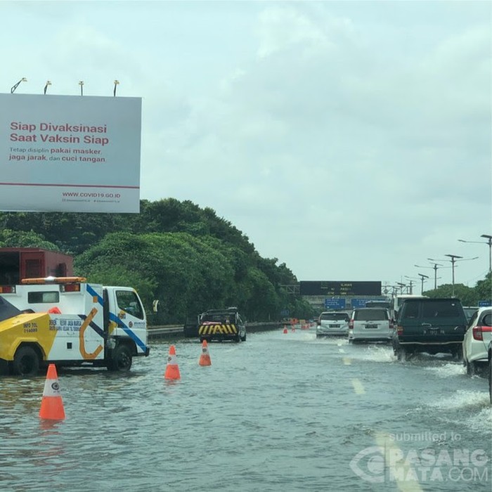 Genagan jelang pintu keluar gerbang tol TMII, 20 Februari 2021, siang. (warga bernama Helmi Zasya via Pasangmata)