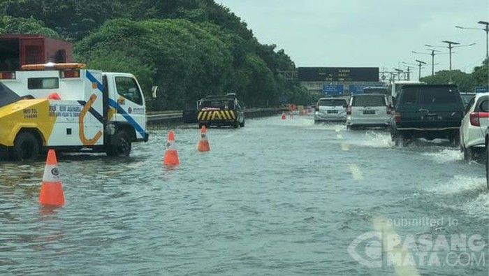 Genagan jelang pintu keluar gerbang tol TMII, 20 Februari 2021, siang. (warga bernama Helmi Zasya via Pasangmata)