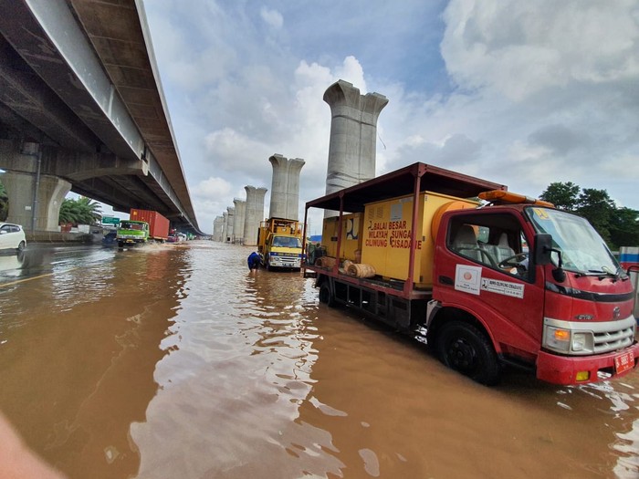 Genangan air di KM 19 Tol Jakarta-Cikampek. Foto dikirim oleh Humas Jasa Marga, Faiza