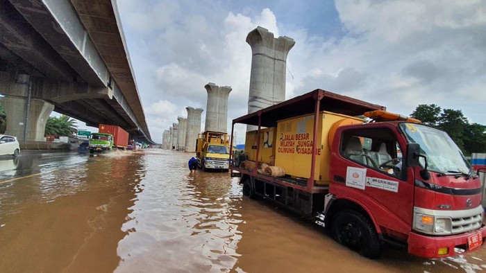 Genangan air di KM 19 Tol Jakarta-Cikampek. Foto dikirim oleh Humas Jasa Marga, Faiza