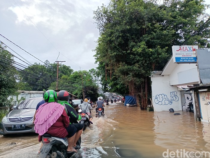 Genangan di Jalan Puri Kemangan, Jakbar Sabtu (20/2) pagi