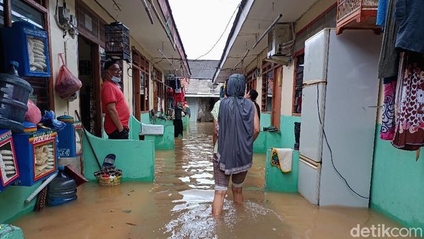 Genangan di Jalan Puri Kemangan, Jakbar Sabtu (20/2) pagi