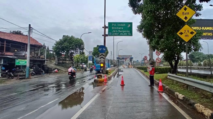 Gerbang Tol JORR Seksi S yang ditutup imbas banjir