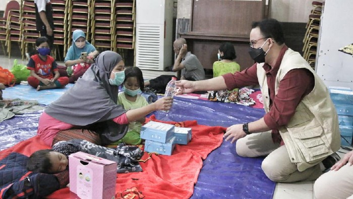 Gubernur DKI Jakarta Anies Baswedan mengunjungi pengungsi di GOR Otista, Jakarta Timur. (Foto dikirim oleh salah satu Humas Pemprov DKI Jakarta).
