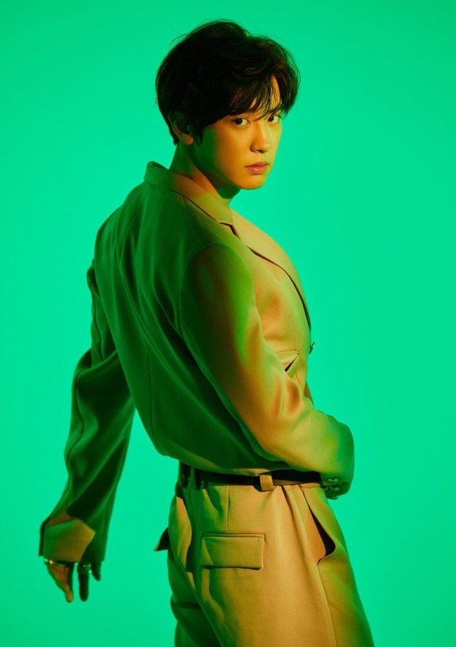 Kalau sebelumnya ada Bu Guru, kini ada Pak Guru yang tak kalah eksis. Dalam pemotretan Repackage Album LOVE SHOT’, Chanyeol EXO memakai busana serba coklat bak PNS lengkap dengan ikat pinggangnya. Foto: dok. SM Entertainment