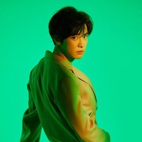 Kalau sebelumnya ada Bu Guru, kini ada Pak Guru yang tak kalah eksis. Dalam pemotretan Repackage Album LOVE SHOT’, Chanyeol EXO memakai busana serba coklat bak PNS lengkap dengan ikat pinggangnya. Foto: dok. SM Entertainment