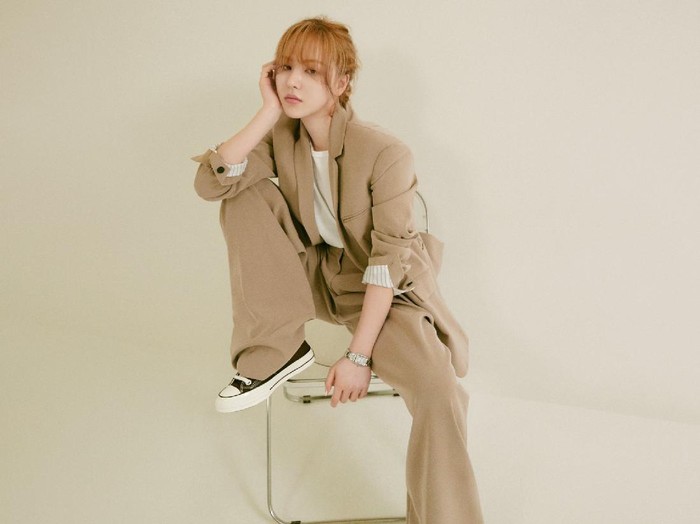 Seulgi Red Velvet viral hingga dijadikan meme karena bergaya mirip PNS. Ini 8 idol KPop lain yang mengenakan baju mirip seragam PNS